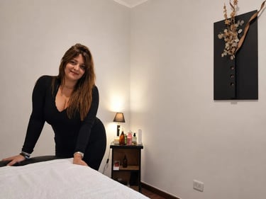 Gabinete de masajes climatizado con la masajista Melania apoyada al lado de la camilla en Congreso.