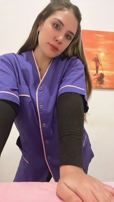 Sesión de masajes sensuales en Congreso con la masajista profesional Juliana en su consultorio.