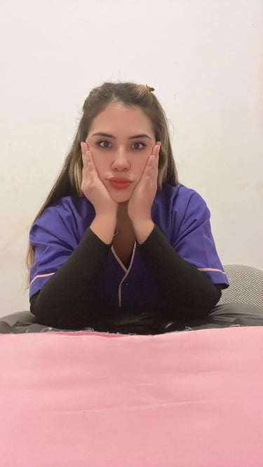 Juliana, masajista independiente en Congreso, posando con ambo violeta en su gabinete privado.