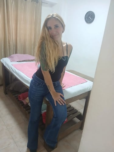 Perfil profesional de Ailyn, especialista en masajes sensuales corporales y descontracturantes en el barrio de Microcentro.