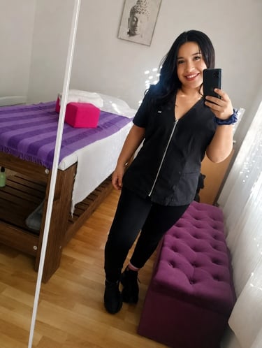 Masajista profesional Lola con ambo negro frente al espejo de su consultorio en Flores.