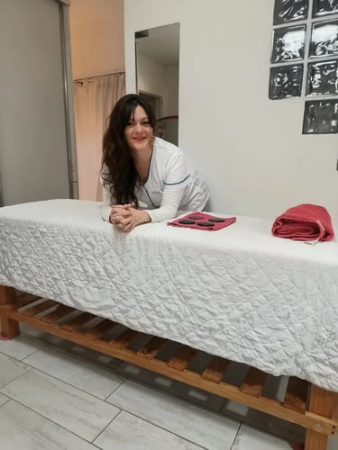 Sesión de masajes relajantes y descontracturantes en Flores con la profesional Tirzha, brindando atención exclusiva.