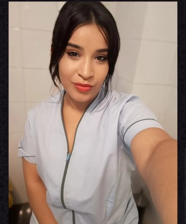 Primer plano de la masajista independiente Lola con uniforme profesional en Flores.
