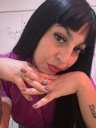 Primer plano de la masajista independiente Katy en su espacio privado en el barrio de Flores.