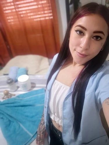 Milena masajista en Flores, atención profesional dedicada al bienestar y relax en un ambiente privado.
