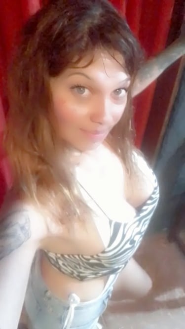 Paola masajista sensual en Ituzaingó, selfie en primer plano con top estampado en su gabinete.