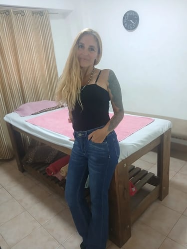Sesión fotográfica de la masajista Ailyn en un consultorio privado acondicionado para masajes eróticos en Microcentro.