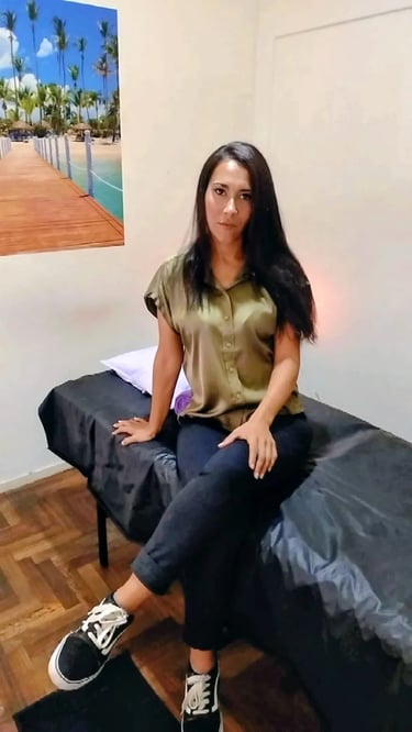 Lorena, masajista independiente, sentada sobre la camilla en su consultorio privado de Congreso.