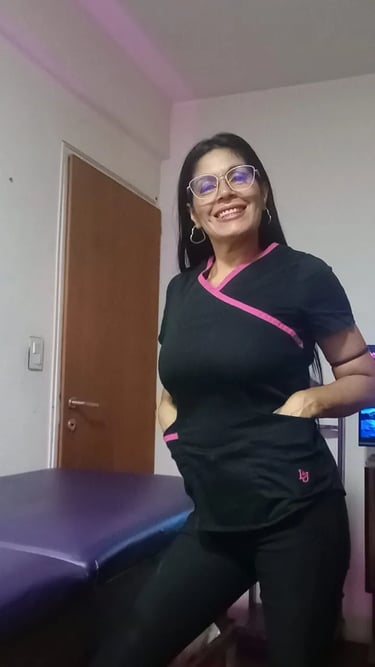 Gabinete privado de Tama masajista independiente en Palermo, con ambo profesional negro y rosa.