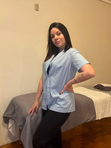 Masajista Guada de pie junto a la camilla en su gabinete discreto en Palermo.