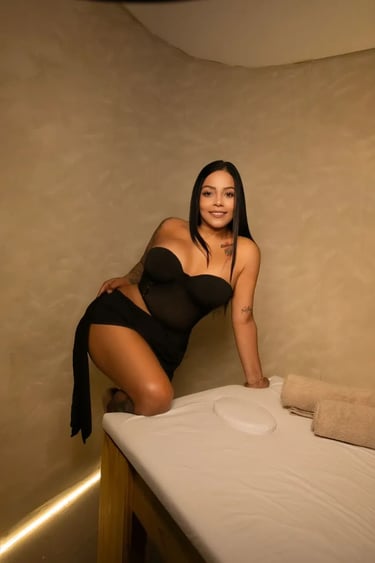 Nela masajes Palermo, atención exclusiva en camilla con outfit negro.