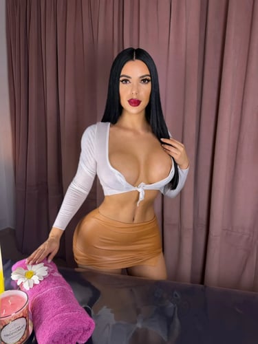 Florencia posando de frente con look súper sensual para su catálogo de masajes eróticos en Palermo.