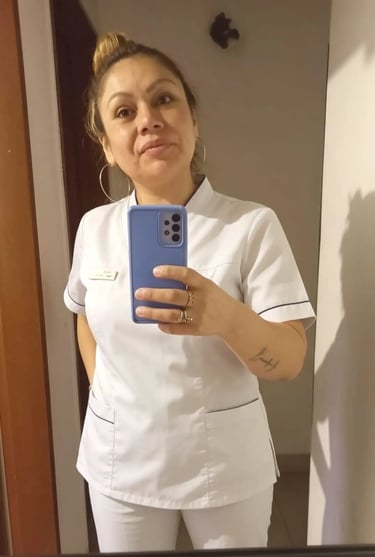 Masajista Analía posando con ambo blanco profesional en su gabinete clínico de Pilar.