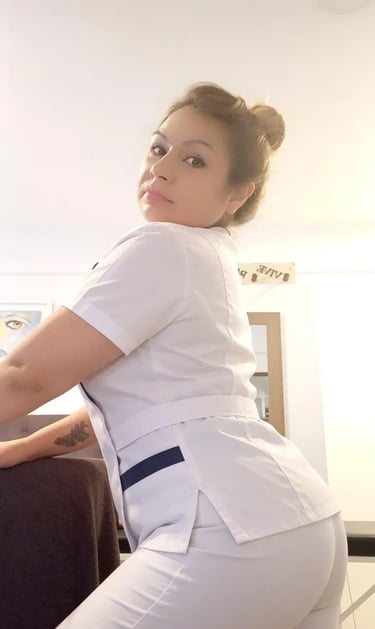 Analía, especialista en masajes terapéuticos y relajantes, en su consultorio privado en Pilar.