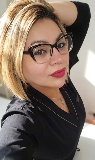 Retrato de la masajista Analía con lentes, especialista en sesiones wellness corporales en Pilar.
