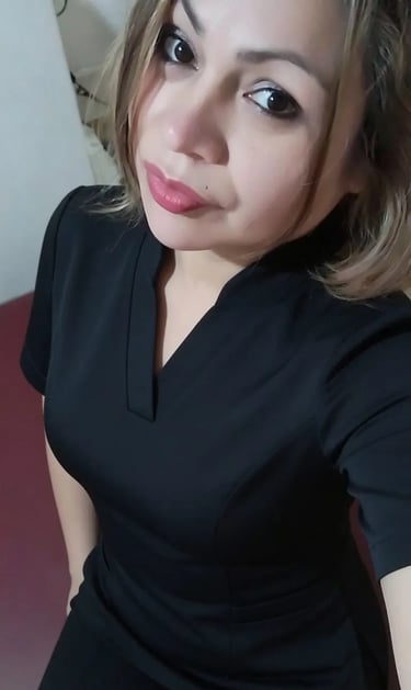 Primer plano de la masajista Analía vistiendo uniforme profesional negro en su gabinete de Pilar.