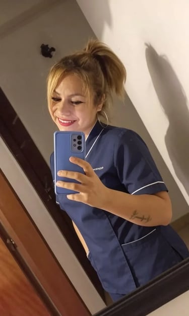 Analía, masajista profesional con ambo azul, posando para su catálogo de masajes en Pilar.