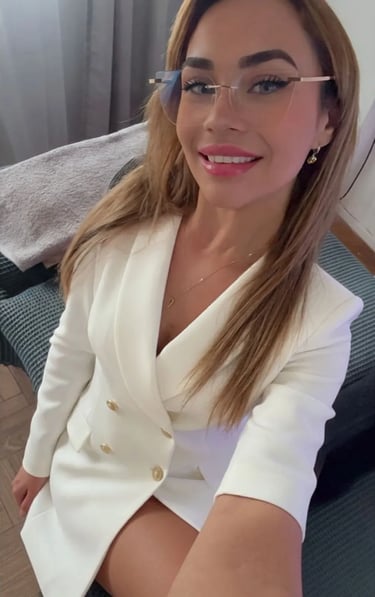 Masajista Iara con ambo estilo blazer blanco atendiendo en Ramos Mejía.