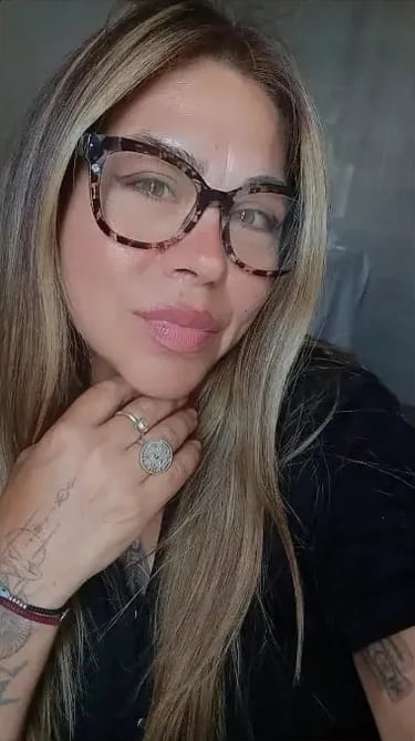 Alejandra, masajista profesional con lentes, en una foto de perfil para su catálogo en Ramos Mejía.