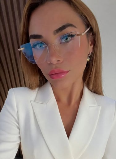 Primer plano de la masajista Iara usando lentes y chaqueta blanca en Ramos Mejía.