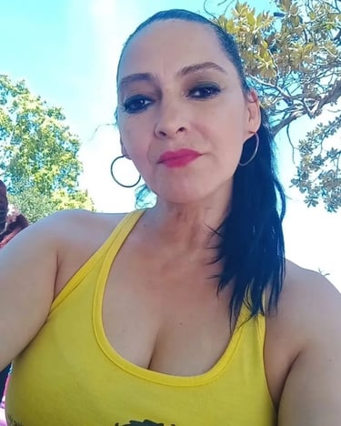 Selfie casual de la masajista Gabriela disfrutando de un día al aire libre en Recoleta.