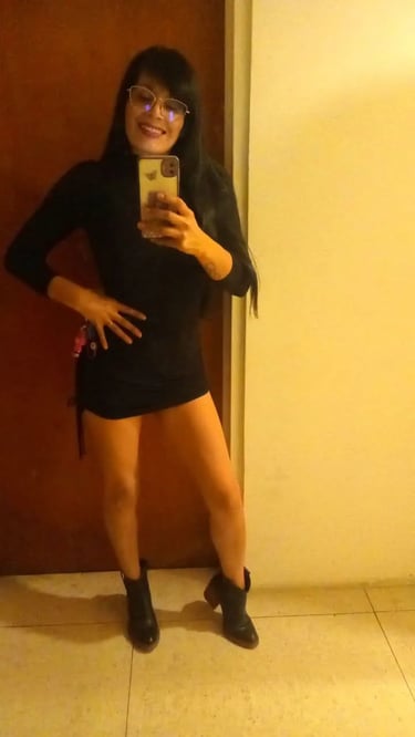 Tama masajista sensual en Palermo, selfie frente al espejo luciendo vestido corto negro.
