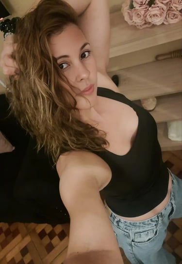 Natalia masajista independiente de Tribunales, foto de cuerpo entero de pie.
