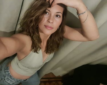 Gabinete privado de masajes sensuales en Tribunales con Natalia, selfie de frente.