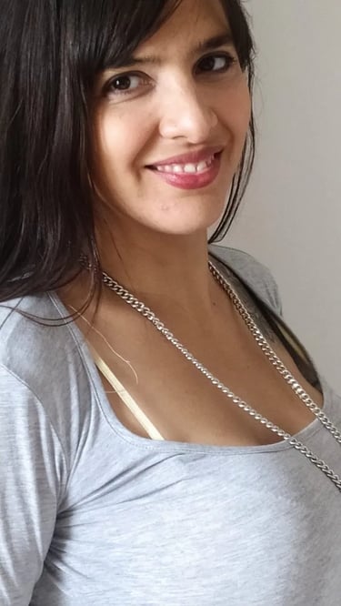 Retrato en primer plano de la masajista profesional Lore en su consultorio de Villa Crespo.
