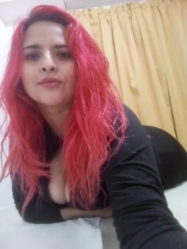 Sesión de masajes sensuales en Ramos Mejía con la masajista profesional Jessica en su espacio privado y climatizado.