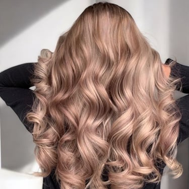 Rückenansicht einer Frau mit langem, voluminösem Balayage-Blond