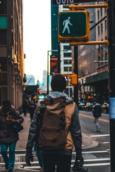 pessoa caminhando pela rua urbana hora dourada mochila