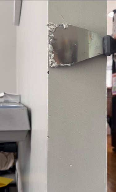 applying-drywall-putty-putty-knife
