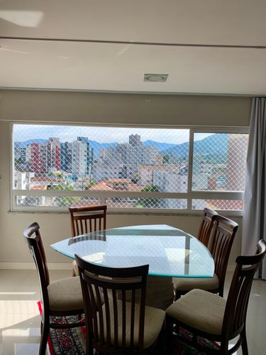 Rede de proteção instalada em janela residencial