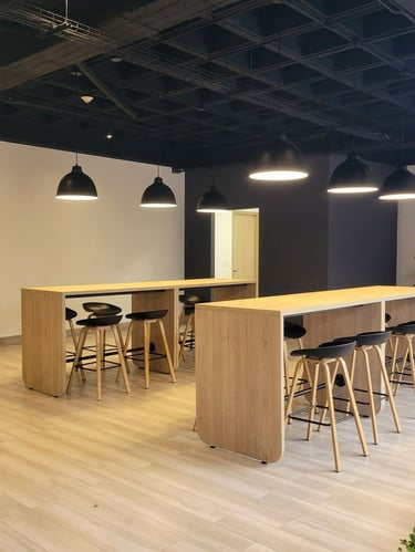 Mesas para cafeteria en madera con butacos