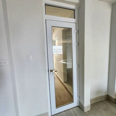 Instalación de puertas abatibles en vidrio templado con perfilería