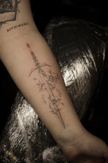 Tatouage de fleur et d'épée réalisé par Eva Ink Vlr