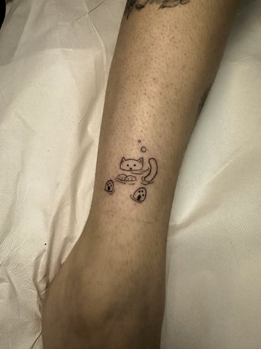 tatouage d'un chat cartoon se baignant et faisant des bulles