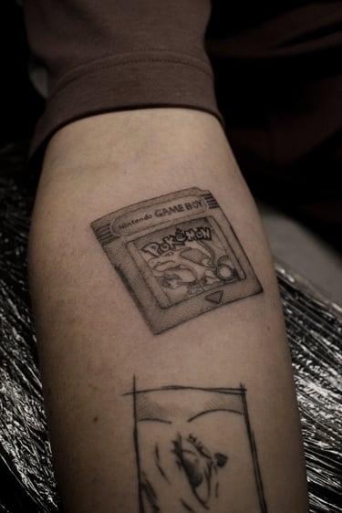 Tatouage de jeu vidéo Pokemon rouge réalisé par Margot Dubs Tattoo