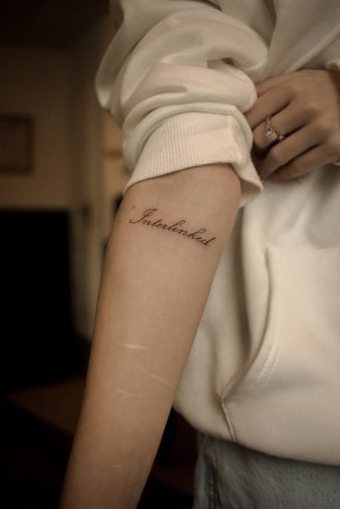 tatouage typo Interlinked d'Audrey aka Minuit Tattoo