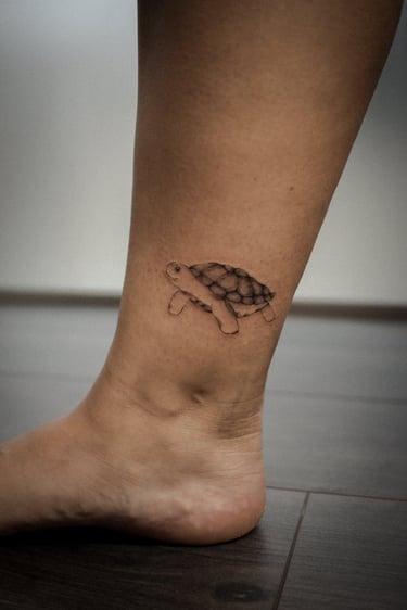 tatouage d'une petite tortue sur la cheville d'une cliente de minuit tattoo