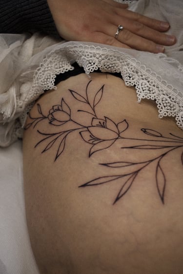 Tatouage de fleur minimaliste réalisé par Eva Ink Vlr