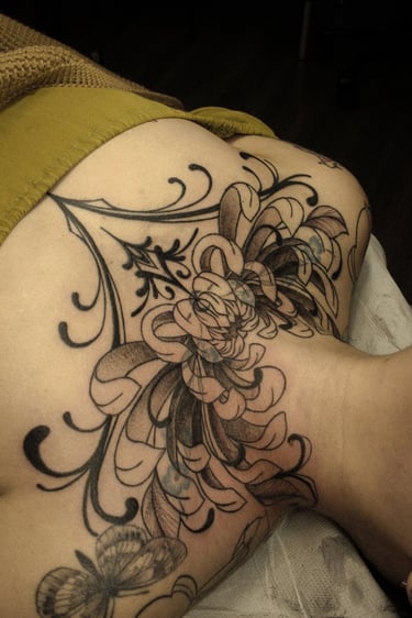 Tatouage ornemental floral par Eva Ink Vlr