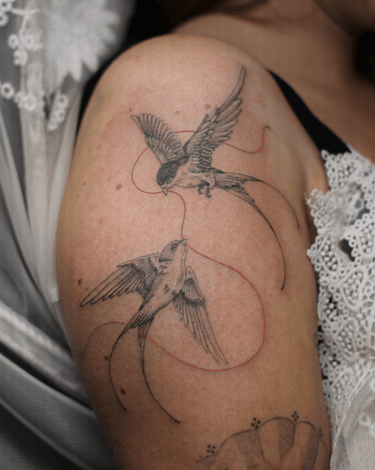 Tatouage d'oiseau avec fil rouge Eva Ink Vlr