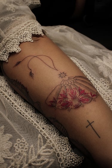 Tatouage ornemental d'un éventail par Eva Ink Vlr