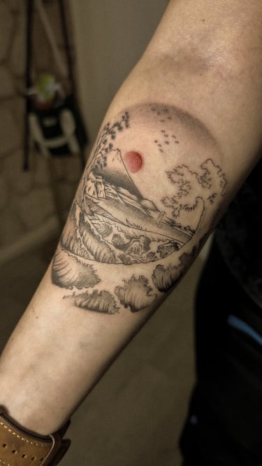 Tattoo d'un paysage japonais avec la vague Hokusai et le mont Fuji par minuit tattoo