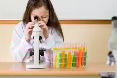 Niña jugando a ser científica