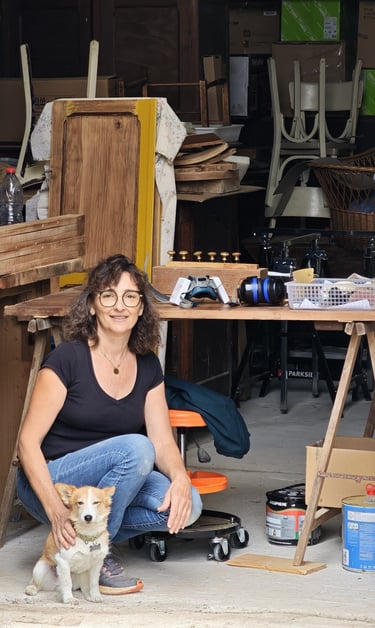 Stéphanie dans son atelier avec son chien