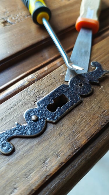 Démontage d'une ferrure ancienne de meuble