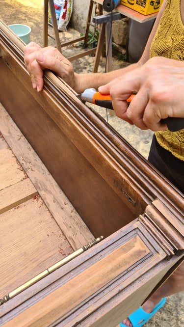 Décapage manuel d'un meuble ancien